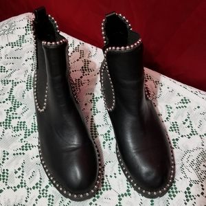 Seven dials Women's Boots Size 8.5 color black with pearl Accent
